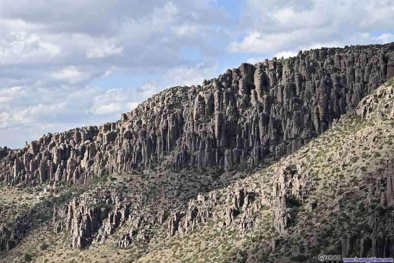 Hoodoos toward Lower Rhyolite Canyon