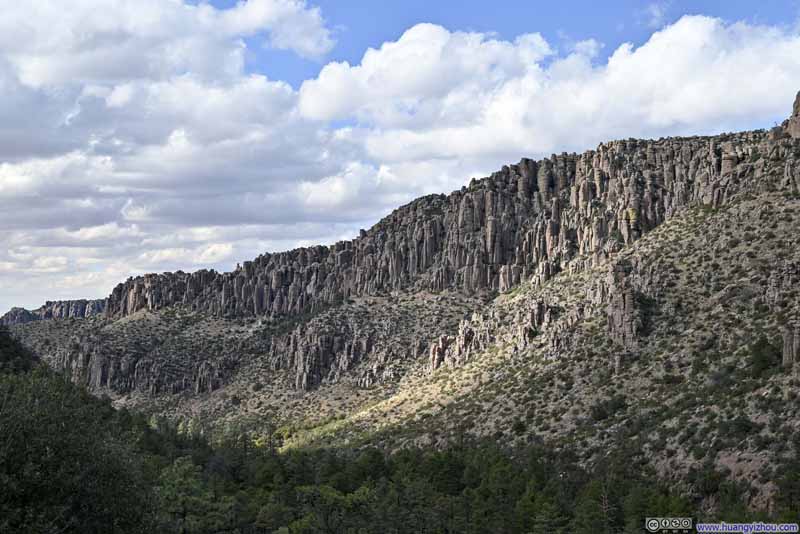 Hoodoos toward Lower Rhyolite Canyon