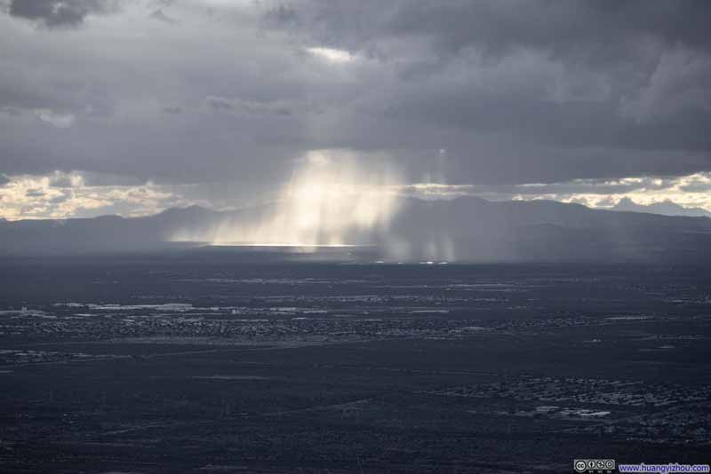 Light Flowing through Clouds