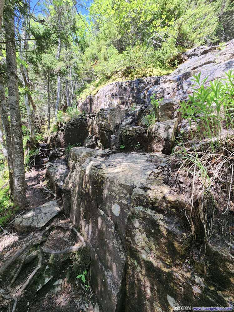 Ledge along Flume Slide Trail