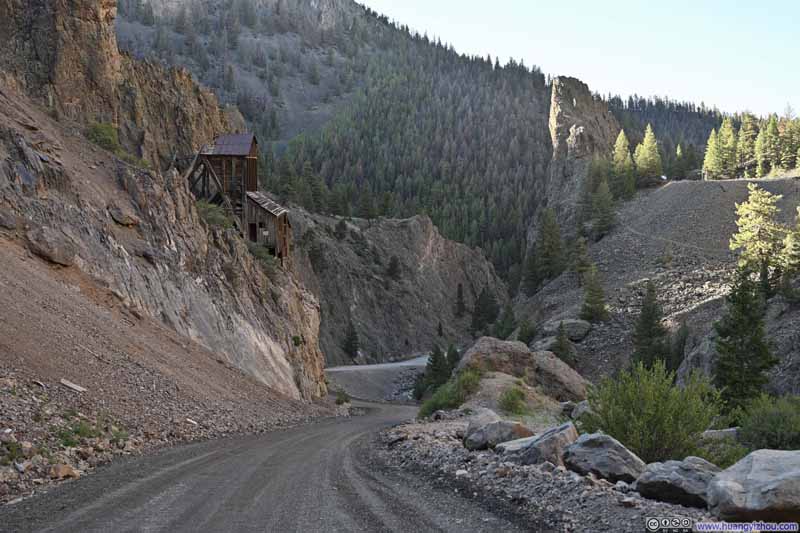 Road around Commodore Mine